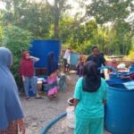 Masyarakat mengambil air bersih yang disalurkan Petugas PDAM Tirta Mountala, di Lamcok, Lhoknga, Aceh Besar, Jumat (26/7/2024). Foto: Istimewa