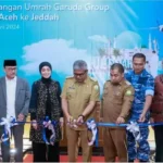 Pj Gubernur Aceh Bustami Hamzah bersama Pj Bupati Aceh Besar Muhammad Iswanto saat melepas penerbangan umrah Aceh-Jeddah di Bandara SIM, Blang Bintang, Senin (29/7/2024). (Foto: For Infoaceh.net)