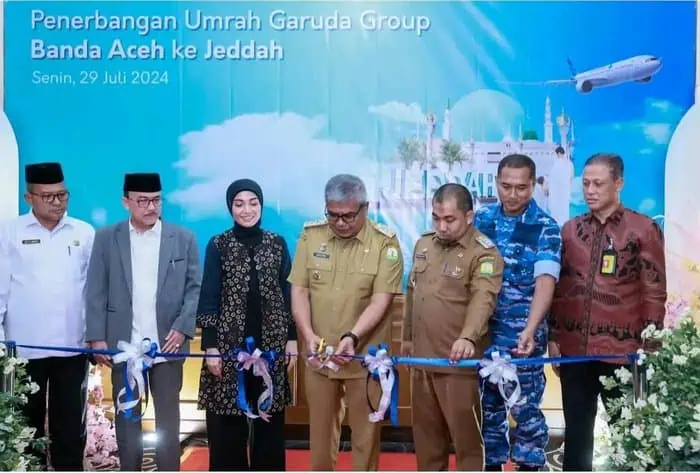 IMG-20240729-WA0031 | INFOACEH.net Pj Gubernur Aceh Bustami Hamzah bersama Pj Bupati Aceh Besar Muhammad Iswanto saat melepas penerbangan umrah Aceh-Jeddah di Bandara SIM, Blang Bintang, Senin (29/7/2024). (Foto: For Infoaceh.net)