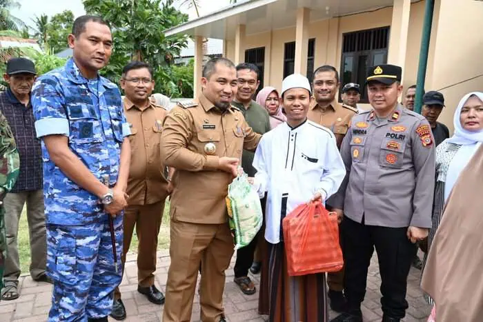 IMG-20240729-WA0047 | INFOACEH.net Pj Bupati Aceh Besar Muhammad Iswanto menyerahkan paket sembako secara simbolis pada pangan murah yang digelar Lanud SIM, Pemkab Aceh Besar dan Perum Bulog Kanwil Aceh di halaman Meunasah Gampong Lamreung, Kecamatan Darul Imarah, Aceh Besar, Senin (29/7/2024). (FOTO/MC ACEH BESAR)