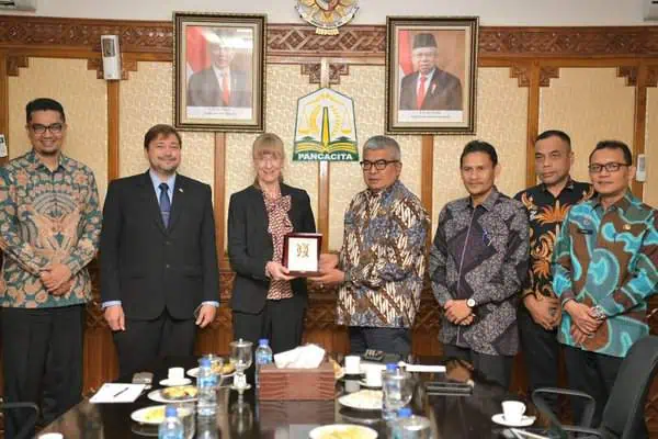 Pj Gubernur Aceh Bustami Hamzah didampingi Asisten Perekonomian dan Pembangunan Sekda Aceh Zulkifli, Kadis Pendidikan Marthunis dan Kadisnaker Aceh Akmil Husen menerima kunjungan Ina Lepel, Duta Besar Jerman dan Daniel Konsul Kehormatan Jerman di ruang rapat Gubernur Aceh, Kamis (4/7/2024). (Foto: For Infoaceh.net)