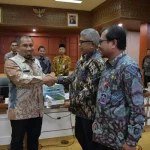 Pj Bupati Aceh Besar Muhammad Iswanto menerima SK PB-PON XXI dari Pj Gubernur Aceh Bustami Hamzah dalam Rakor Persiapan PON XXI Aceh Sumut 2024 di Gedung Serbaguna Setda Aceh, Kamis (4/7). (FOTO/MC ACEH BESAR)