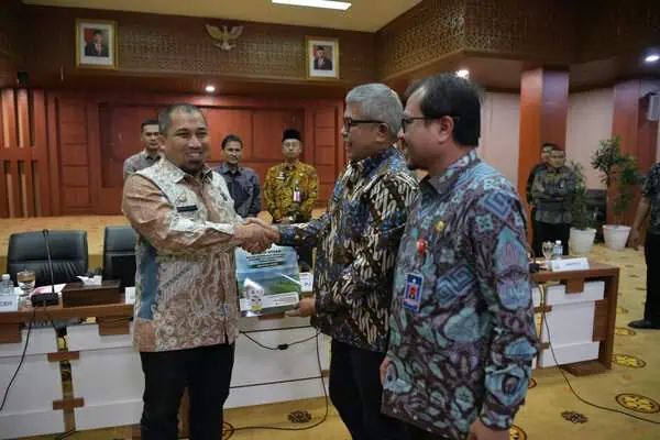 Pj Bupati Aceh Besar Muhammad Iswanto menerima SK PB-PON XXI dari Pj Gubernur Aceh Bustami Hamzah dalam Rakor Persiapan PON XXI Aceh Sumut 2024 di Gedung Serbaguna Setda Aceh, Kamis (4/7). (FOTO/MC ACEH BESAR)