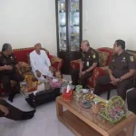 Kajati Aceh Joko Purwanto SH bersama Wakajati Aceh Muhibuddin SH MH, para Asisten, bersama Ketua IAD Wilayah Aceh, Senin (15/7) melaksanakan anjangsana dalam rangka peringatan Hari Bhakti Adhyaksa (HBA) ke-64. (Foto: For Infoaceh.net)