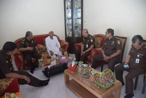 Kajati Aceh Joko Purwanto SH bersama Wakajati Aceh Muhibuddin SH MH, para Asisten, bersama Ketua IAD Wilayah Aceh, Senin (15/7) melaksanakan anjangsana dalam rangka peringatan Hari Bhakti Adhyaksa (HBA) ke-64. (Foto: For Infoaceh.net)