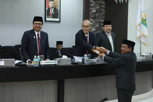 Juru bicara fraksi DPRA menyerahkan pendapat akhir fraksi terhadap Raqan Aceh tentang Pertanggungjawaban Pelaksanaan APBA Tahun 2023, kepada pimpinan DPRA, disaksikan Pj Sekda Aceh Azwardi Abdullah di ruang serbaguna DPRA, Selasa, 16 Juli 2024. Foto: Istimewa