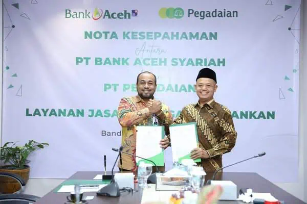 Plt Dirut Bank Aceh Fadhil Ilyas dan Chief of Transformation Office PT Pegadaian Mulyono menandatangani MoU di Bank Aceh Kantor Pusat, Rabu (17/7/2024). (Foto: For Infoaceh.net)