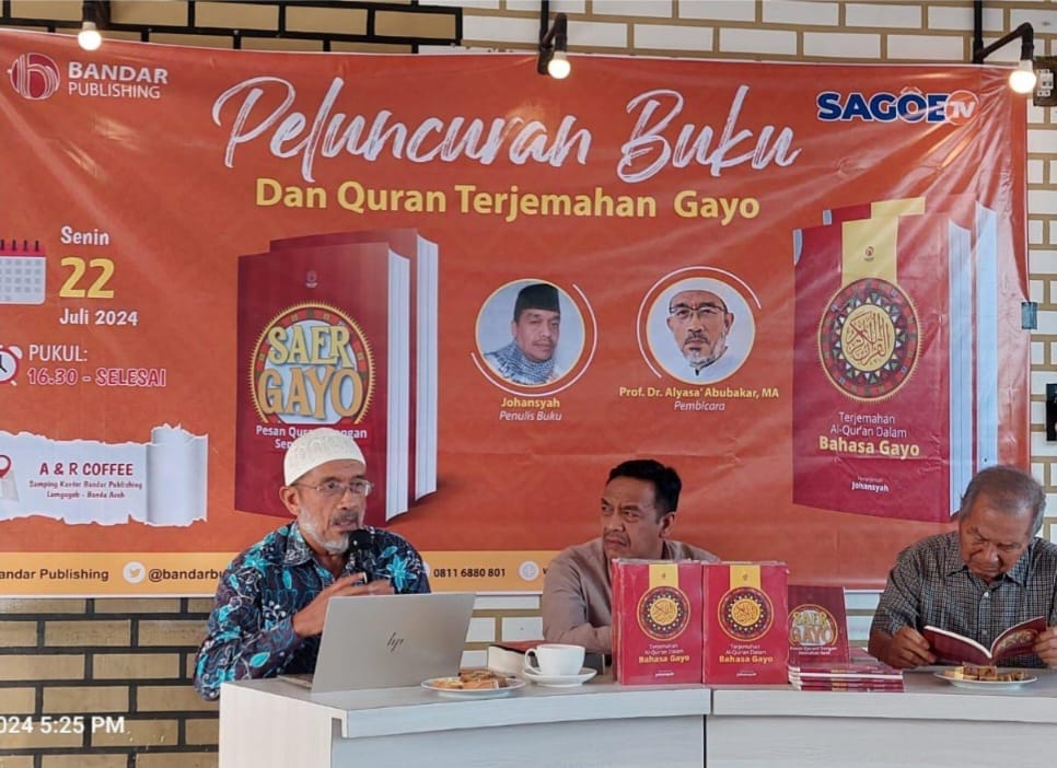 Peluncuran terjemahan Quran dalam Bahasa Gayo dan Syaer Tafsir Gayo, di A & R Coffee Lamgugob, Banda Aceh, Senin, 22 Juli 2024. (Foto: Bandar Publishing)