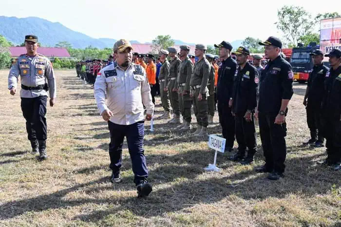Pj Bupati Aceh Besar Muhammad Iswanto memeriksa barisan pasukan upacara Apel Siaga Darurat Kekeringan dan Karhutla Aceh Besar 2024 di Lapangan Bola Mon Ikeun, Kecamatan Lhoknga, Rabu (24/7/2024). (FOTO/MC ACEH BESAR)