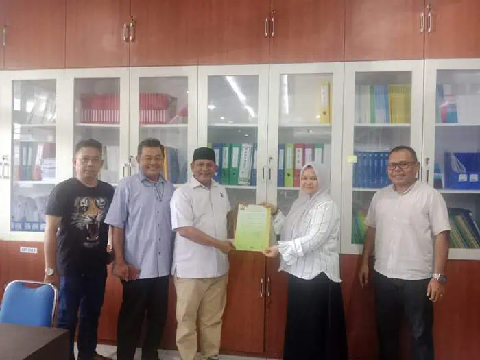 Ketua DPD Patriot Nusantara Bela Negara Aceh Isa Alima menerima SKT dari Badan Kesbangpol Aceh. Foto: Istimewa