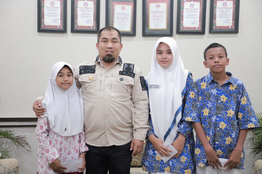 Pj Bupati Aceh Besar Muhammad Iswanto menerima tiga siswa SD dan SMP Aceh Besar yang akan mewakili Aceh dalam OSN tingkat nasional. (Foto: For Infoaceh.net)