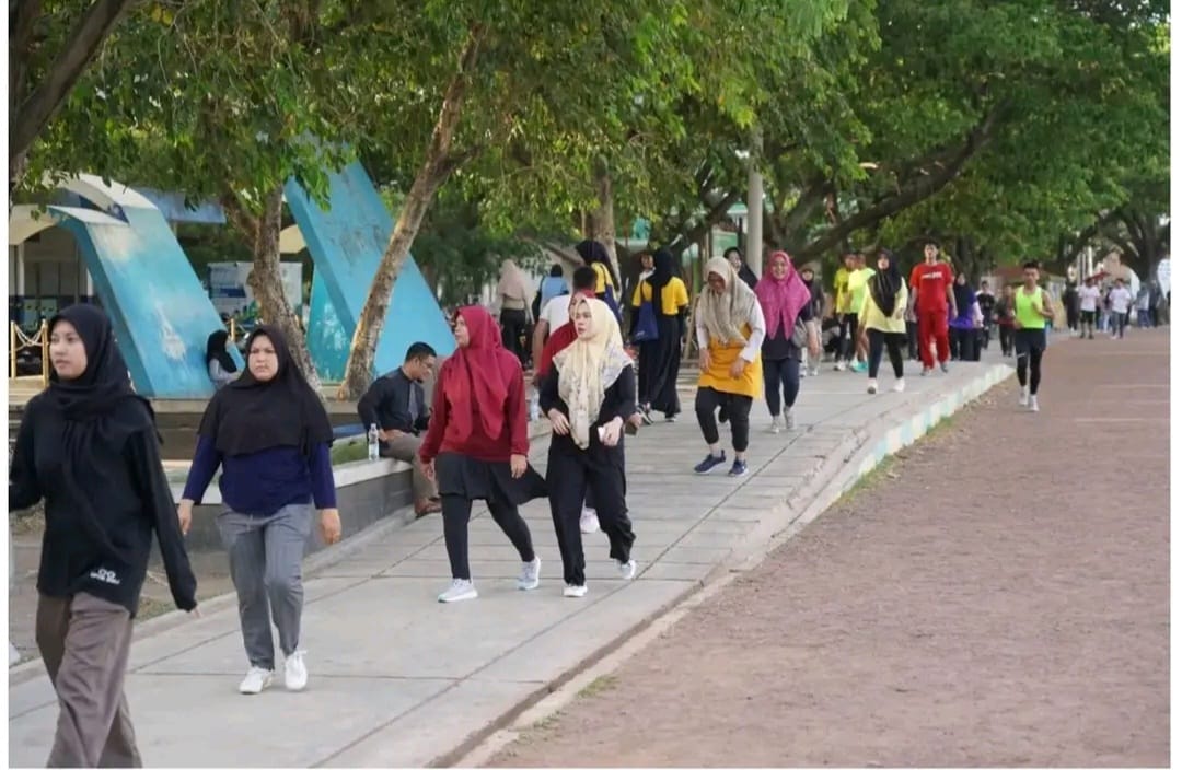 Aktivitas warga yang berolahraga di Lapangan Blang Padang Kota Banda Aceh. Foto: Istimewa | INFOACEH.net Aktivitas warga yang berolahraga di Lapangan Blang Padang Kota Banda Aceh. Foto: Istimewa
