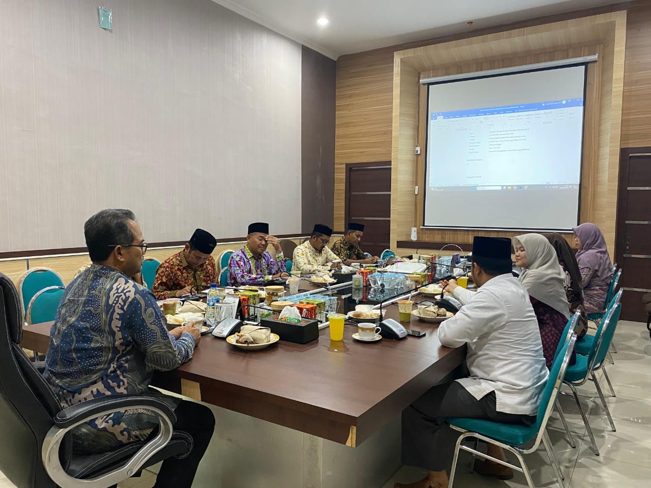 KPI Aceh saat melakukan audiensi ke Dinas Syar'iat Islam Provinsi Aceh. Foto: For Infoaceh.net