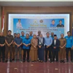 Asisten II Setdakab Aceh Tamiang Catur Hariyati didampingi Ketua PWI Aceh, Nasir Nurdin foto bersama dengan Forkopimda, SKPK, mitra kerja dan wartawan seusai pembukaan Konferkab II PWI Aceh Tamiang di Gedung SKB Karang Baru, Selasa, 30 Juli 2024. (Foto: Dok. PWI Aceh)