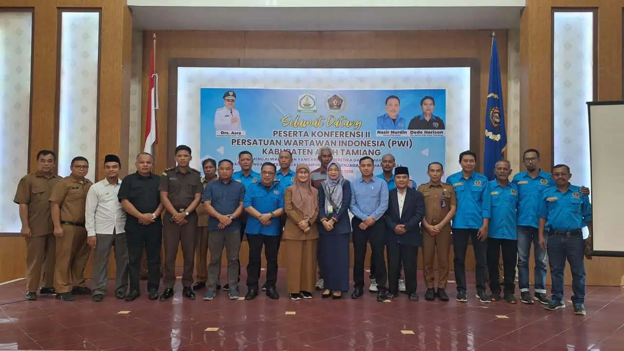 Asisten II Setdakab Aceh Tamiang Catur Hariyati didampingi Ketua PWI Aceh, Nasir Nurdin foto bersama dengan Forkopimda, SKPK, mitra kerja dan wartawan seusai pembukaan Konferkab II PWI Aceh Tamiang di Gedung SKB Karang Baru, Selasa, 30 Juli 2024. (Foto: Dok. PWI Aceh) | INFOACEH.net Asisten II Setdakab Aceh Tamiang Catur Hariyati didampingi Ketua PWI Aceh, Nasir Nurdin foto bersama dengan Forkopimda, SKPK, mitra kerja dan wartawan seusai pembukaan Konferkab II PWI Aceh Tamiang di Gedung SKB Karang Baru, Selasa, 30 Juli 2024. (Foto: Dok. PWI Aceh)