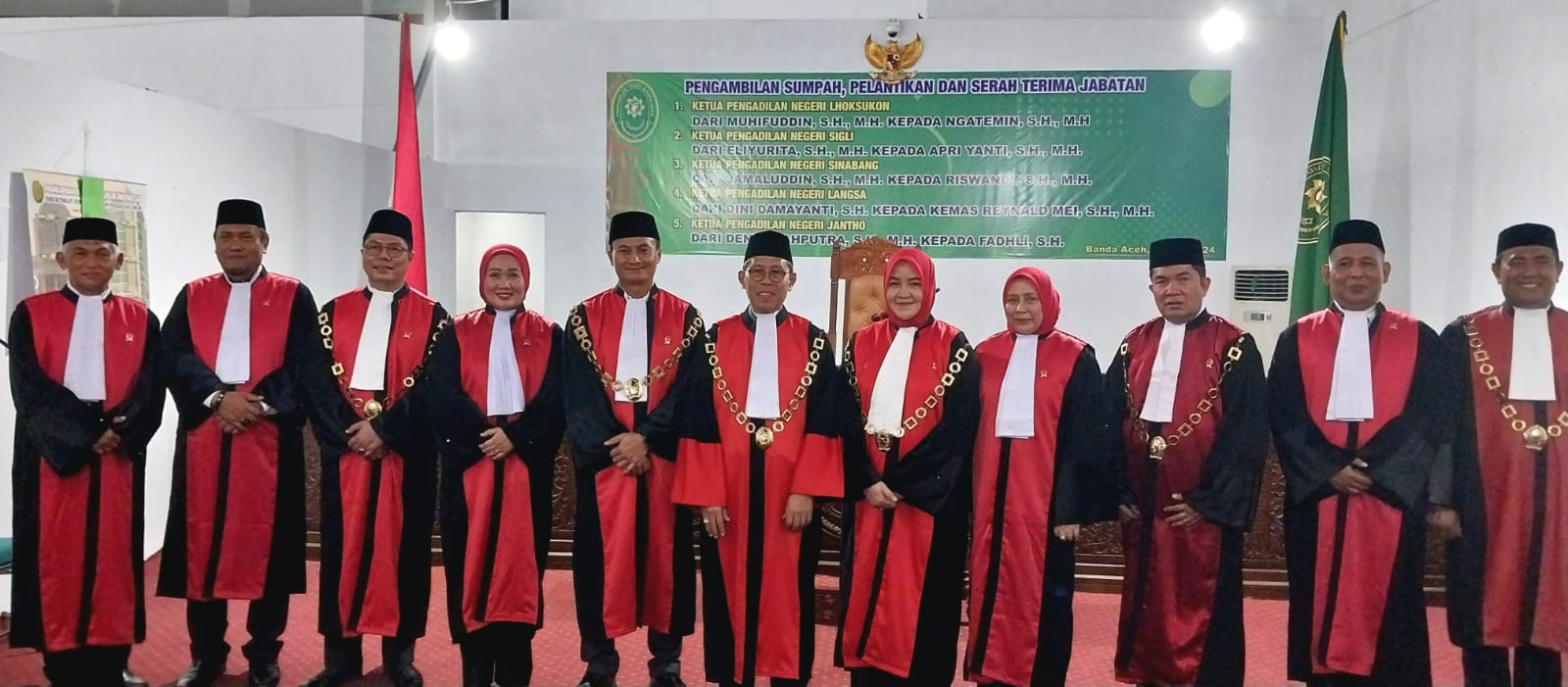 Ketua Pengadilan Tinggi Banda Aceh, Dr Suharjono SH MHum melantik lima Ketua Pengadilan Negeri (KPN), di Balai Tgk Chik Ditiro gedung Pengadilan Tinggi Banda Aceh, Rabu (31/7/2024). (Foto: For Infoaceh.net)