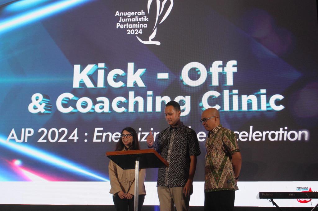 VP Corporate Communication Pertamina Fadjar Djoko Santoso bersama Perwakilan Juri AJP Maman Suherman dan juga perwakilan media Livia Ramadhanti melakukan seremoni pembukaan Anugerah Jurnalistik Pertamina 2024 di di Jakarta, Rabu (31/7/2024). Foto: Istimewa