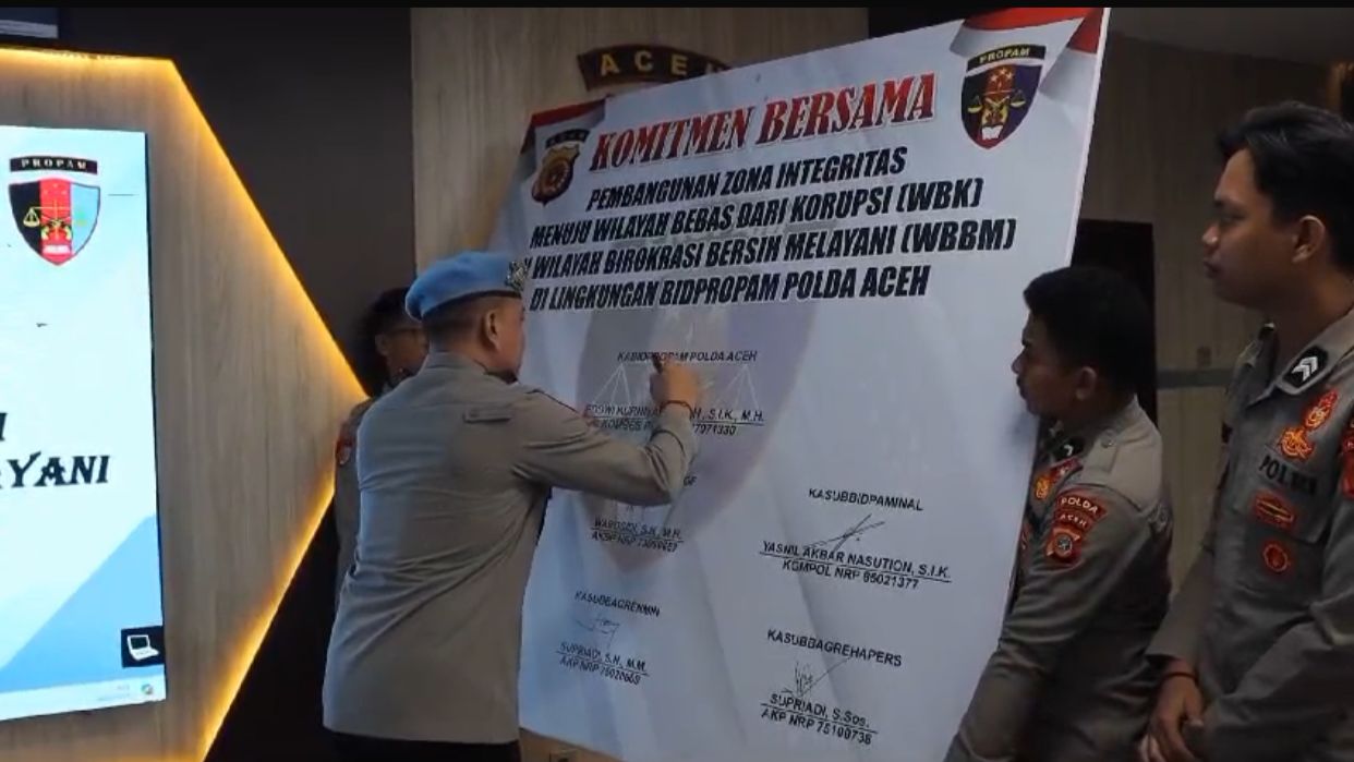 Kabid Propam Polda Aceh Kombes Pol Eddwi Kurniyanto menandatangani komitmen bersama pembangunan Zona Integritas menuju Wilayah Bebas dari Korupsi (WBK), Kamis (1/8/2024). Foto: Istimewa