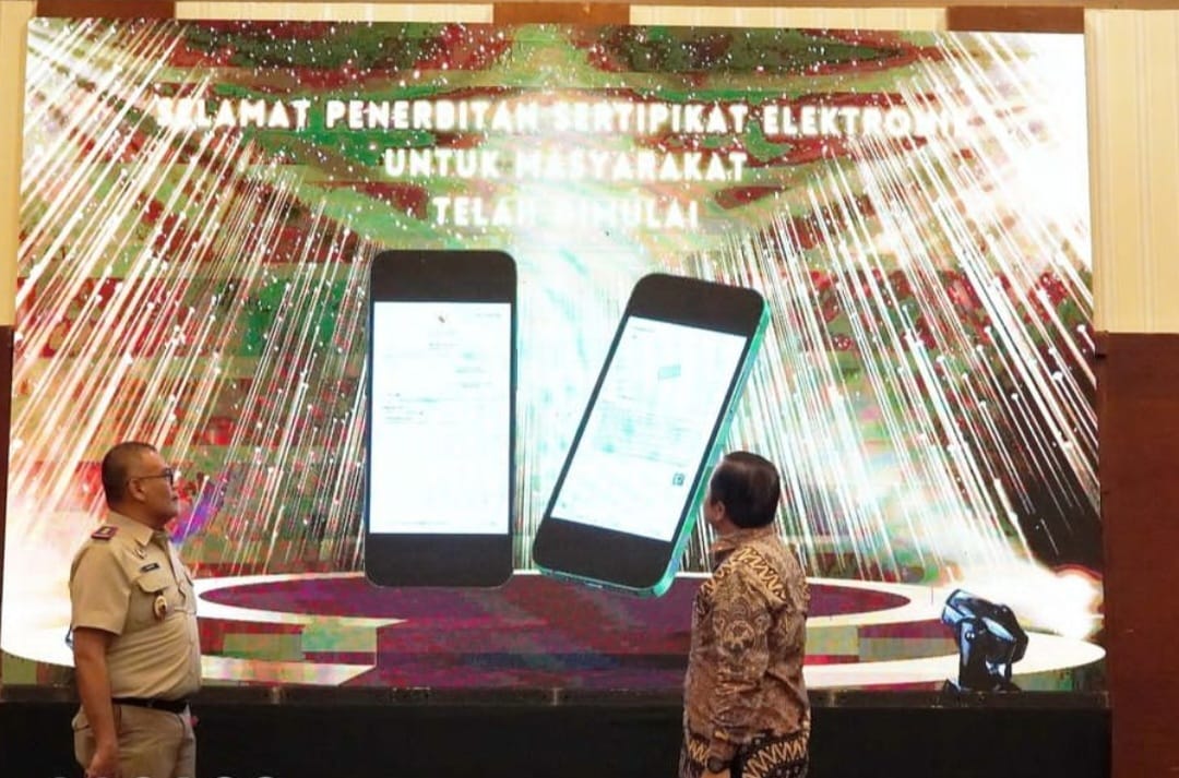 Kakanwil BPN Aceh M. Shafik Ananta Inuman dan Kadis Pertanahan Aceh Sunawardi meluncurkan layanan elektronik secara serentak di 19 Kantor Pertanahan se-Aceh, Kamis (1/8). Foto: Istimewa