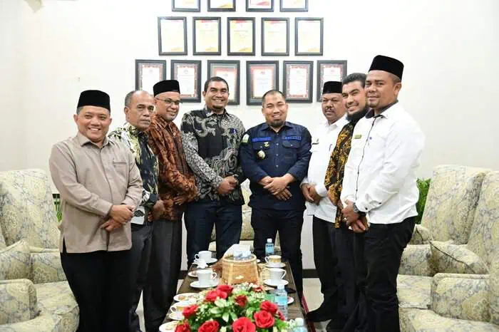 Pj Bupati Aceh Besar Muhammad Iswanto menerima audiensi Kakankemenag Aceh Besar Saifuddin bersama jajaran, Rabu (31/7). (Foto: For Infoaceh.net)