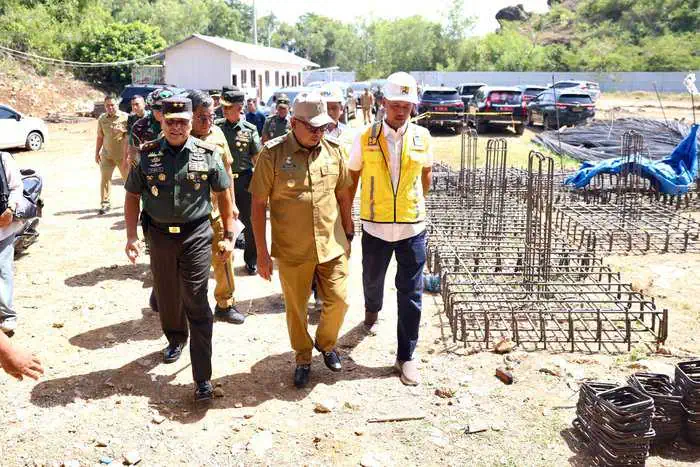 Pj Gubernur Aceh Bustami Hamzah bersama Pangdam IM Mayjen TNI Niko Fahrizal saat meninjau progres pembangunan venue cabor menembak PON XXI dalam kawasan Rindam Iskandar Muda, Kecamatan Darul Imarah, Aceh Besar, Selasa (22/7/2024). Foto: Istimewa
