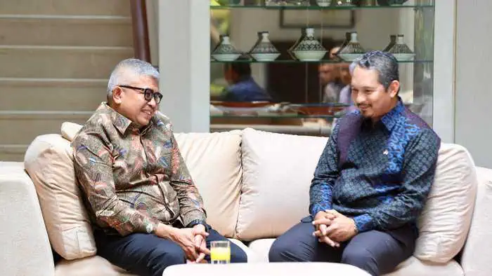 Pj Gubernur Aceh, Bustami Hamzah disambut Konjen Malaysia Medan Shahril Nizam bin Abdul Malek saat memenuhi undangan di kediaman Konsul Jenderal Malaysia Medan, di Komplek D’Palace Residence, Medan Polonia, Kota Medan, Sumut, Ahad (4/8). Foto: Istimewa