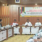 Pj Sekda Aceh Azwardi Abdullah selaku Ketua Harian Panitia Besar Pekan Olahraga Nasional (PB PON) XXI 2024 Aceh-Sumut Wilayah Aceh, memimpin Rapat Teknis Finalisasi Kegiatan antar Bidang PB PON dengan Instansi Pendukung dan Pemko Banda Aceh, terhadap penyelenggaraan PON XXI/2024, di gedung Serbaguna Setda Aceh, Ahad (4/8/2024). Foto: For Infoaceh.net