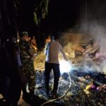 Sebuah rumah berkonstruksi kayu milik Fitriani (32) di Dusun Alue Mane Gampong Bantan Kecamatan Cot Girek, Aceh Utara musnah terbakar pada Jum'at dini hari (9/8) pukul 02.30 waktu setempat. Foto: Istimewa