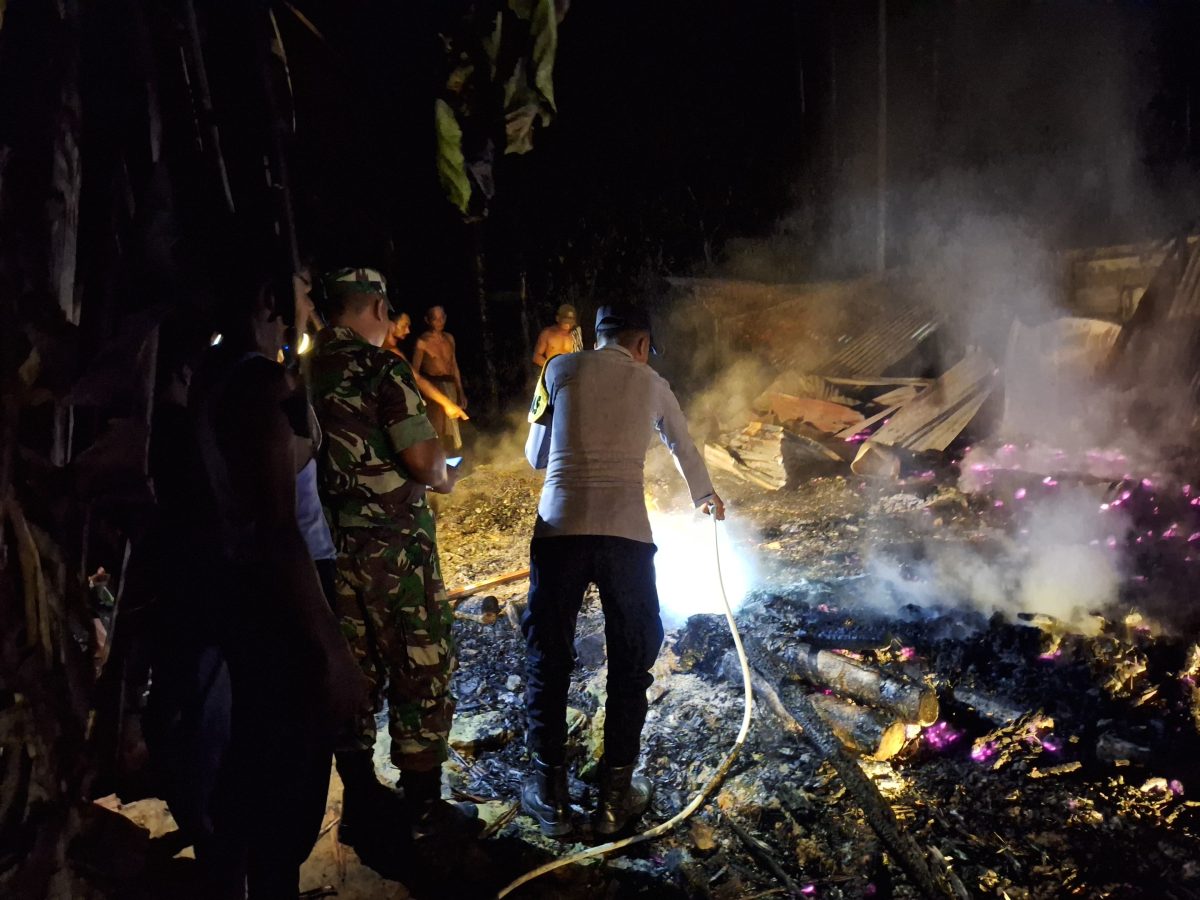 Sebuah rumah berkonstruksi kayu milik Fitriani (32) di Dusun Alue Mane Gampong Bantan Kecamatan Cot Girek, Aceh Utara musnah terbakar pada Jum'at dini hari (9/8) pukul 02.30 waktu setempat. Foto: Istimewa