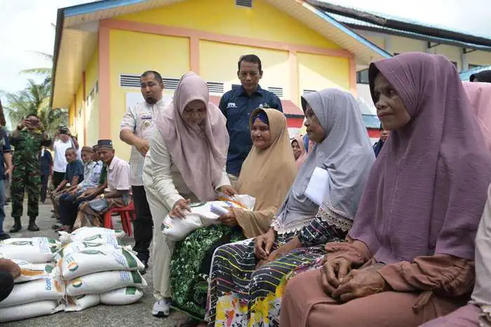 Pj Ketua TP PKK Aceh Mellani Subarni didampingi Pj Bupati Aceh Besar Muhammad Iswanto menyerahkan secara simbolis bantuan pangan beras pemerintah Tahap III tahun 2024 di kantor Camat Blang Bintang Aceh Besar, Jum’at (9/8). Foto: Istimewa