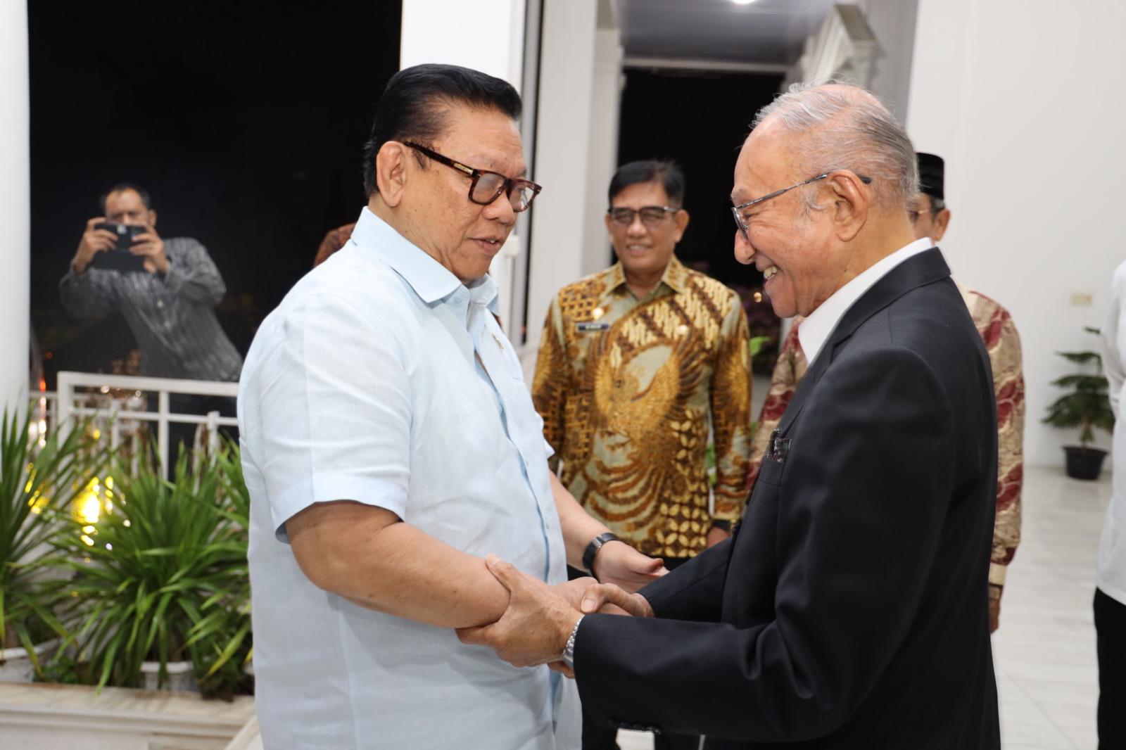 Wali Nanggroe Aceh Malik Mahmud Al Haytar saat menerima dan Anggota Wantimpres Agung Laksono. Foto: For Infoaceh.net