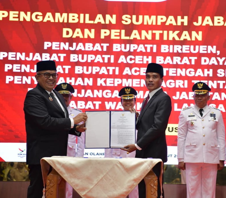Pj Gubernur Aceh Bustami Hamzah menyerahkan SK perpanjangan masa jabatan Pj Wali Kota Langsa kepada Syaridin SPd MPd, di Anjong Mon Mata Banda Aceh, Ahad (11/8/2024). Foto: Istimewa