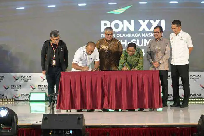 Penjabat Gubernur Aceh Bustami Hamzah menyampaikan Plt Dirut Bank Aceh Fadhil Ilyas dan Deputi IBGR BSI Aceh Saiful Musadir menandatangani perjanjian kerja sama sponsorship PON XXI, pada malam pertemuan mitra sponsorship PON 2024 Aceh Sumut Wilayah Aceh, di Ballroom Hermes Palace Hotel, Sabtu malam (10/8/2024). (Foto: For Infoaceh.net)