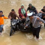 Petugas gabungan saat mengevakuasi warga yang terdampak banjir di Kabupaten Aceh Singkil. (Foto: Humas BNPB)