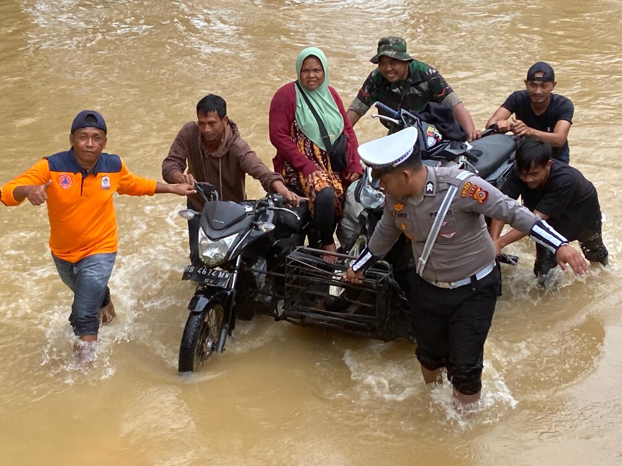 IMG-20240813-WA0002 | INFOACEH.net Petugas gabungan saat mengevakuasi warga yang terdampak banjir di Kabupaten Aceh Singkil. (Foto: Humas BNPB)