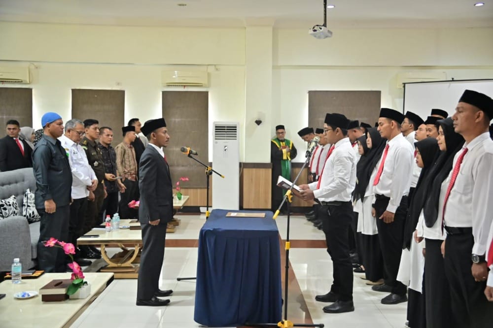 Ketua Panwaslih Aceh Besar Jufriadi, melantik 69 Anggota Panwaslihcam Pilkada Aceh Besar 2024, di aula Hotel Permata Hati, Kecamatan Ingin Jaya, Rabu (14/08/2024). (FOTO/MC ACEH BESAR)