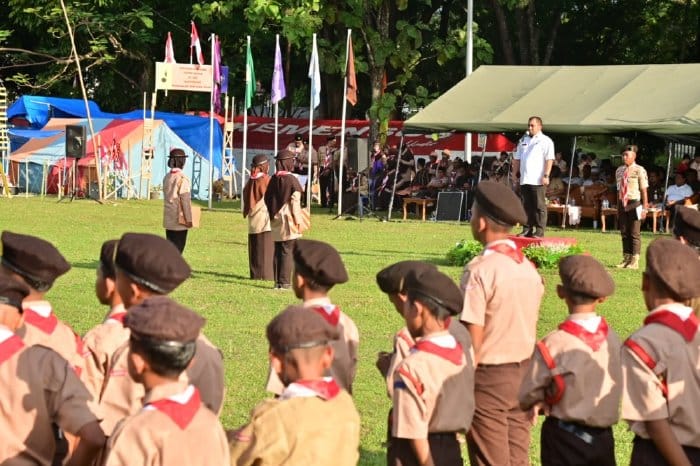 Pj Bupati Aceh Besar Muhammad Iswanto menjadi pembina Apel Pramuka, pada pembukaan Kemah Budaya Aceh Besar 2024, di lapangan Bungoeng Jeumpa, Jantho, Rabu (14/8/2024). (FOTO/ MC ACEH BESAR)