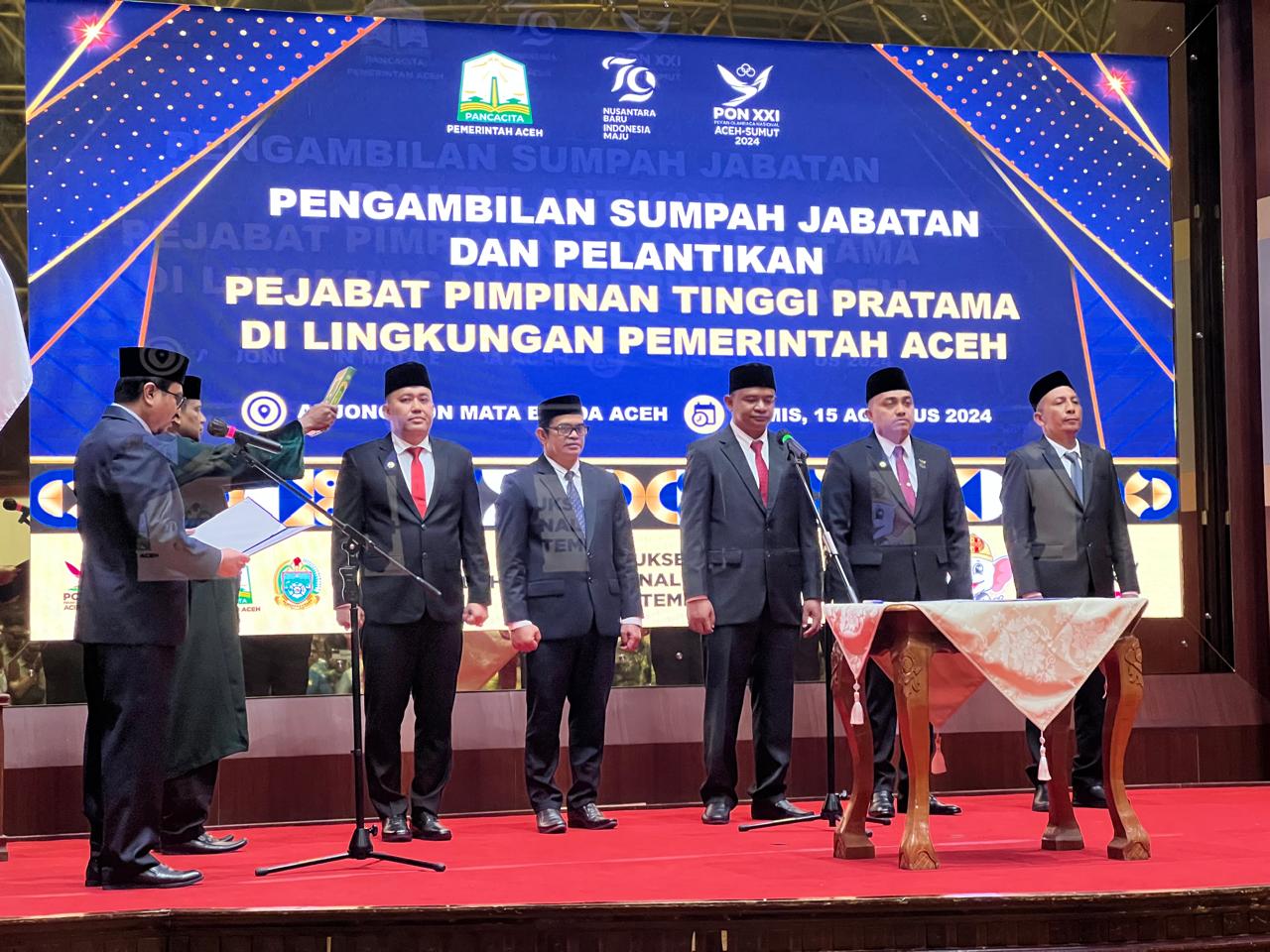 Pj Sekda Aceh Azwardi Abdullah melantik lima pejabat Eselon II jajaran Pemerintah Aceh di Anjong Mon Mata komplek Meuligoe Gubernur Aceh, Kamis sore (15/8/2024). (Foto: For Infoaceh.net)