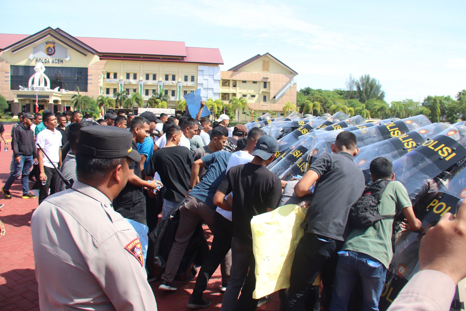 Personel Polda Aceh menggelar simulasi sistem pengamanan kota untuk mendukung Pilkada 2024 di lapangan Mapolda Aceh, Rabu, 21 Agustus 2014. Foto: For Infoaceh.net