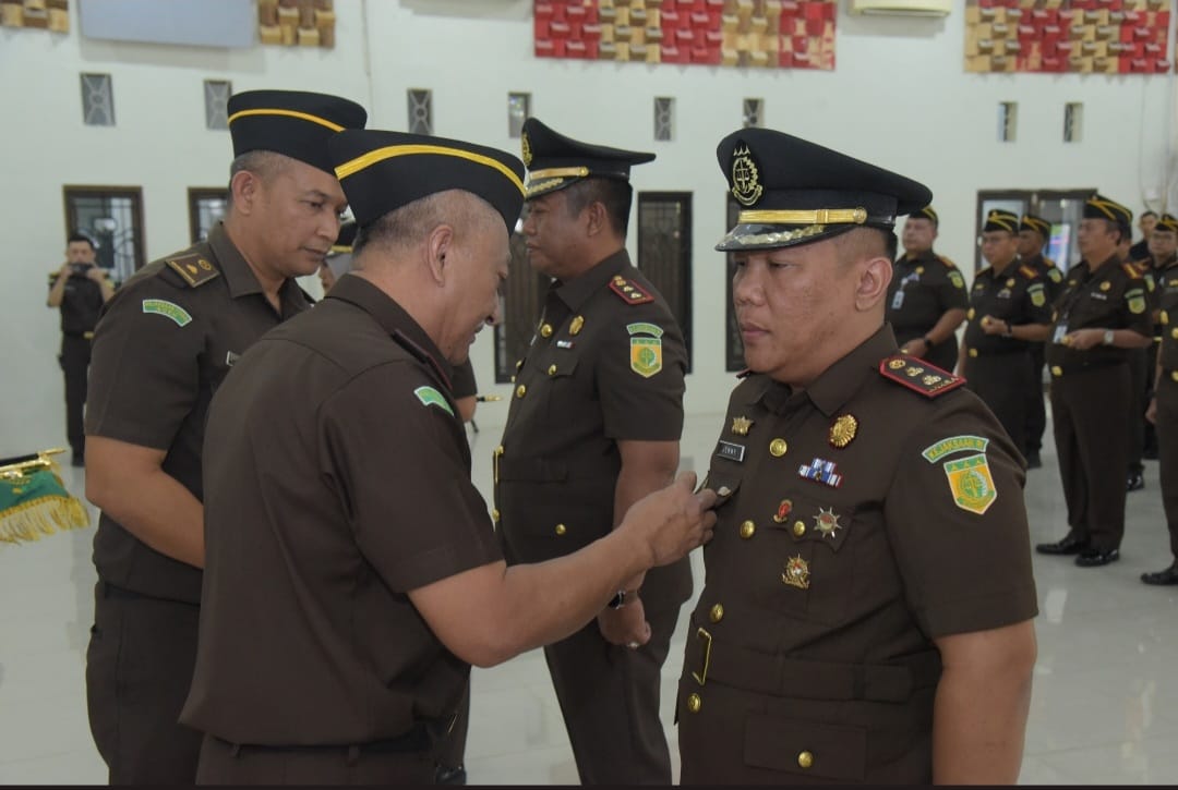 Kajati Aceh Drs Joko Purwanto SH melantik tiga Kajari baru di aula Serbaguna Kejati Aceh, Senin pagi, 26 Agustus 2024. (Foto: For Infoaceh.net)