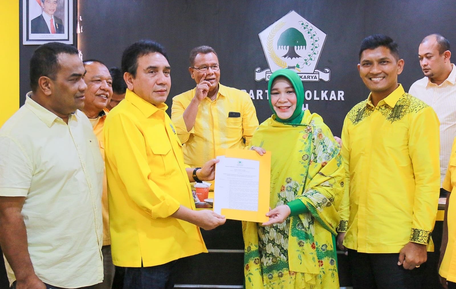 Ketua DPD I Partai Golkar Aceh TM Nurlif menyerahkan SK dukungan partai kepada calon wali kota/wakil wali kota Banda Aceh Illiza-Afdhal, Senin (26/8). Foto: Istimewa