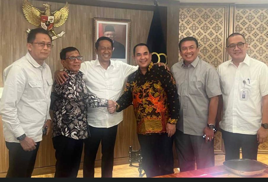 Perwakilan PWI, Hendry Ch Bangun (kiri) bersalaman dengan Zulmansyah (kanan) dimediasi Menkumham RI, Supratman Andi Agtas menuju rekonsiliasi untuk membangun PWI demi Pers Indonesia. Pertemuan mediasi berlangsung Rabu malam, 28 Agustus 2024 di Jakarta. (Foto: Dok. PWI Pusat)