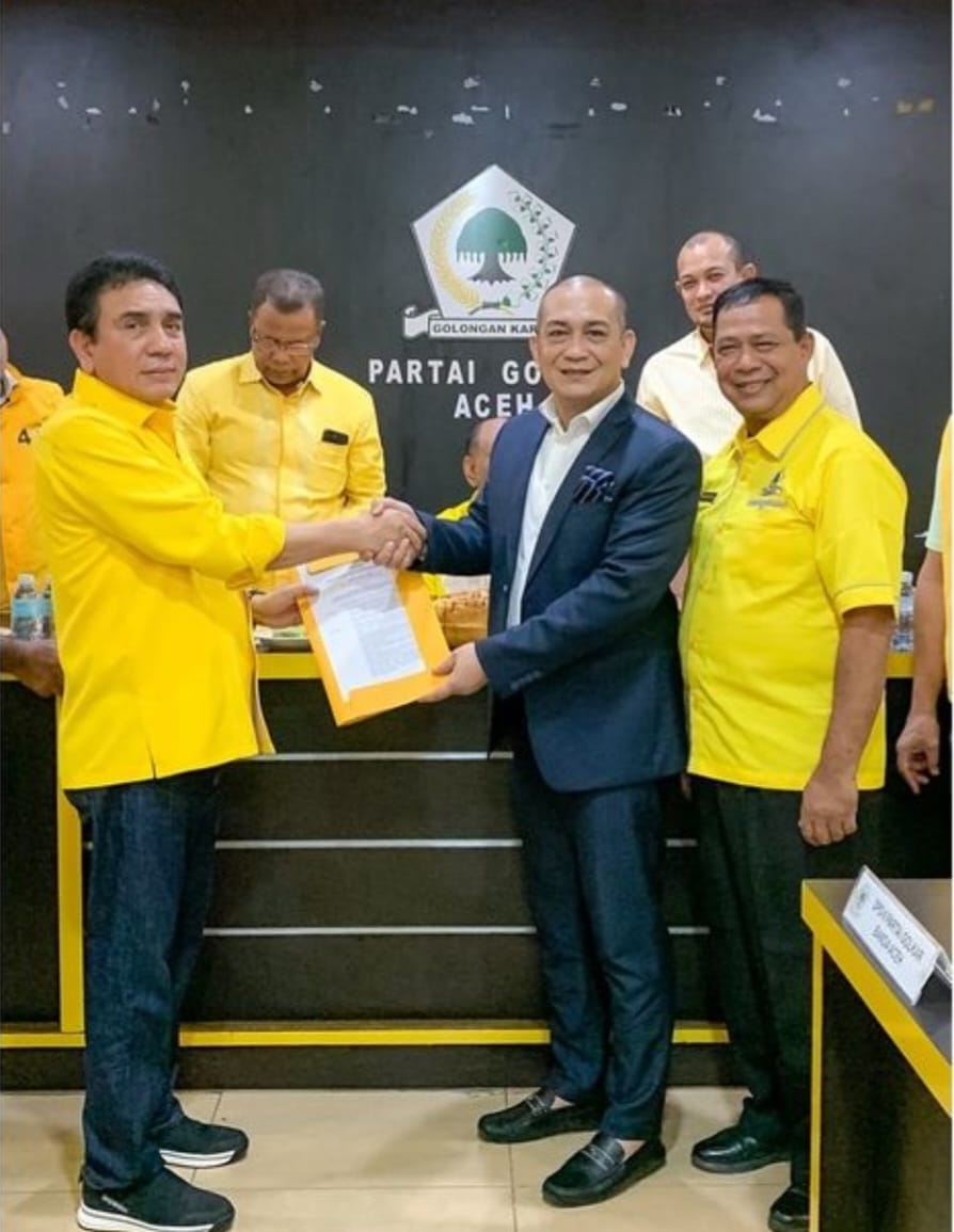 Pasangan Rahmatullah - Nazaruddin saat menerima SK dukungan dari Partai Golkar, tapi gagal maju sebagai calon Bupati/Wakil Bupati Pidie di Pilkada 2024. (Foto: For Infoaceh.net)