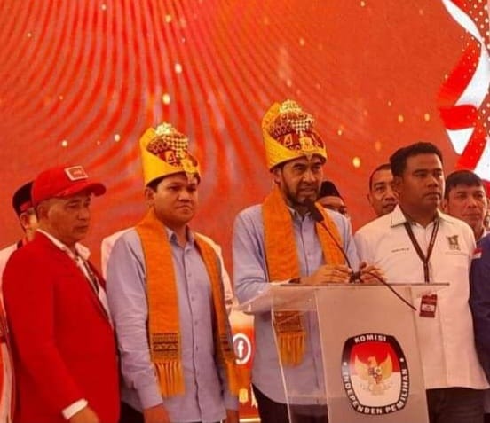 Pasangan Muzakir Manaf (Mualem) dan Fadhlullah (Dek Fad) resmi mendaftar sebagai bakal calon gubernur/wakil gubernur Aceh di Kantor KIP Aceh, Kamis (29/8). (Foto: Dok. KIP Aceh)