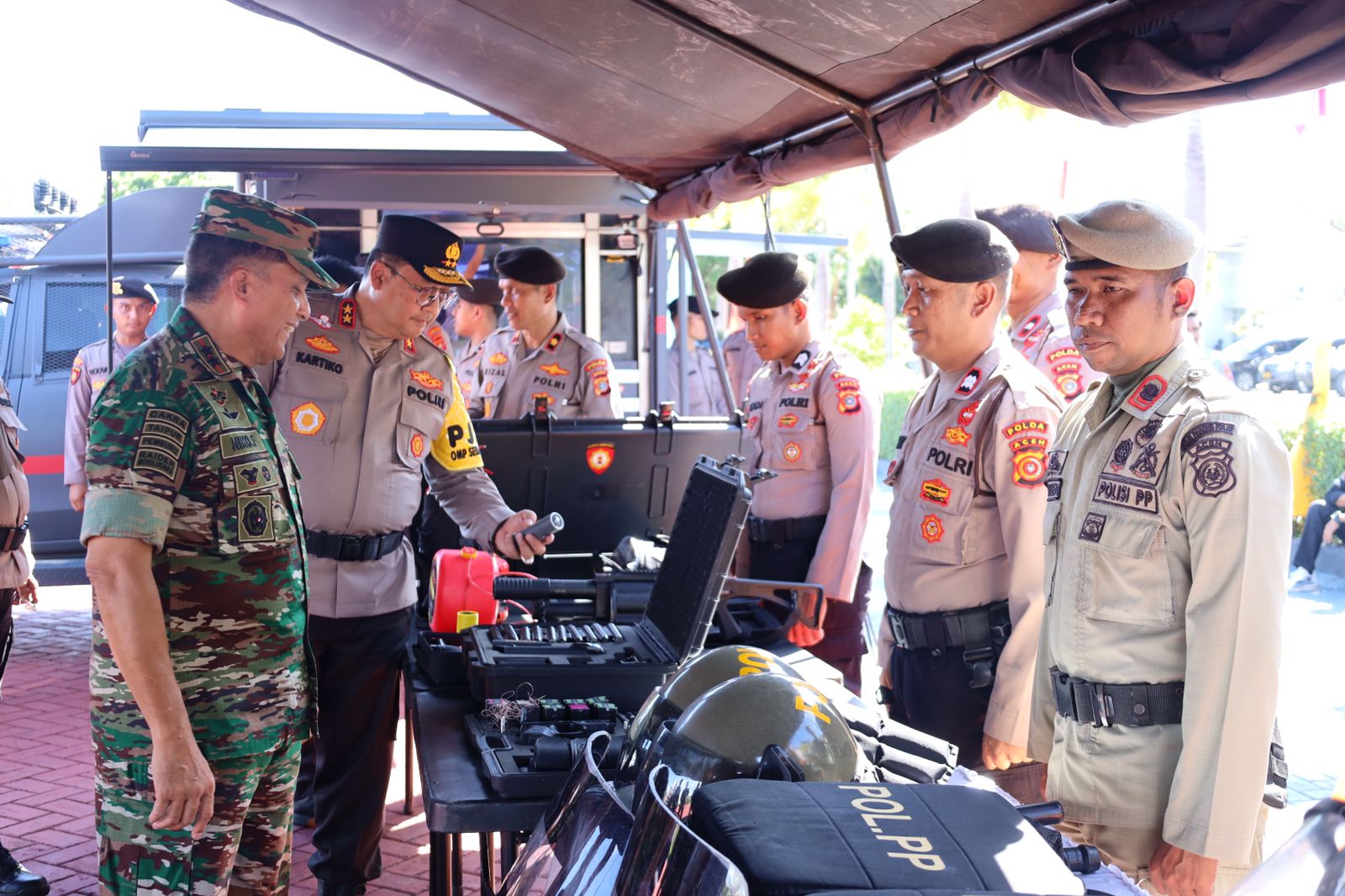 Kapolda Aceh Irjen Pol Achmad Kartiko didampingi Pangdam Iskandar Muda Mayjen TNI Niko Fahrizal saat memeriksa pasukan pada Apel Gelar Pasukan Operasi Po Meurah Seulawah 2024 di halaman Mapolda Aceh, Jum’at sore (30/8). (Foto: For Infoaceh.net)