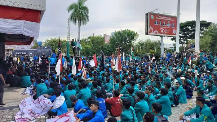 Ribuan mahasiswa Aceh menggelar aksi unjuk rasa mengawal putusan MK dan menolak RUU Pilkada di Gedung DPRA, Jum'at sore (23/8). (Foto: Dok. Info Aceh)