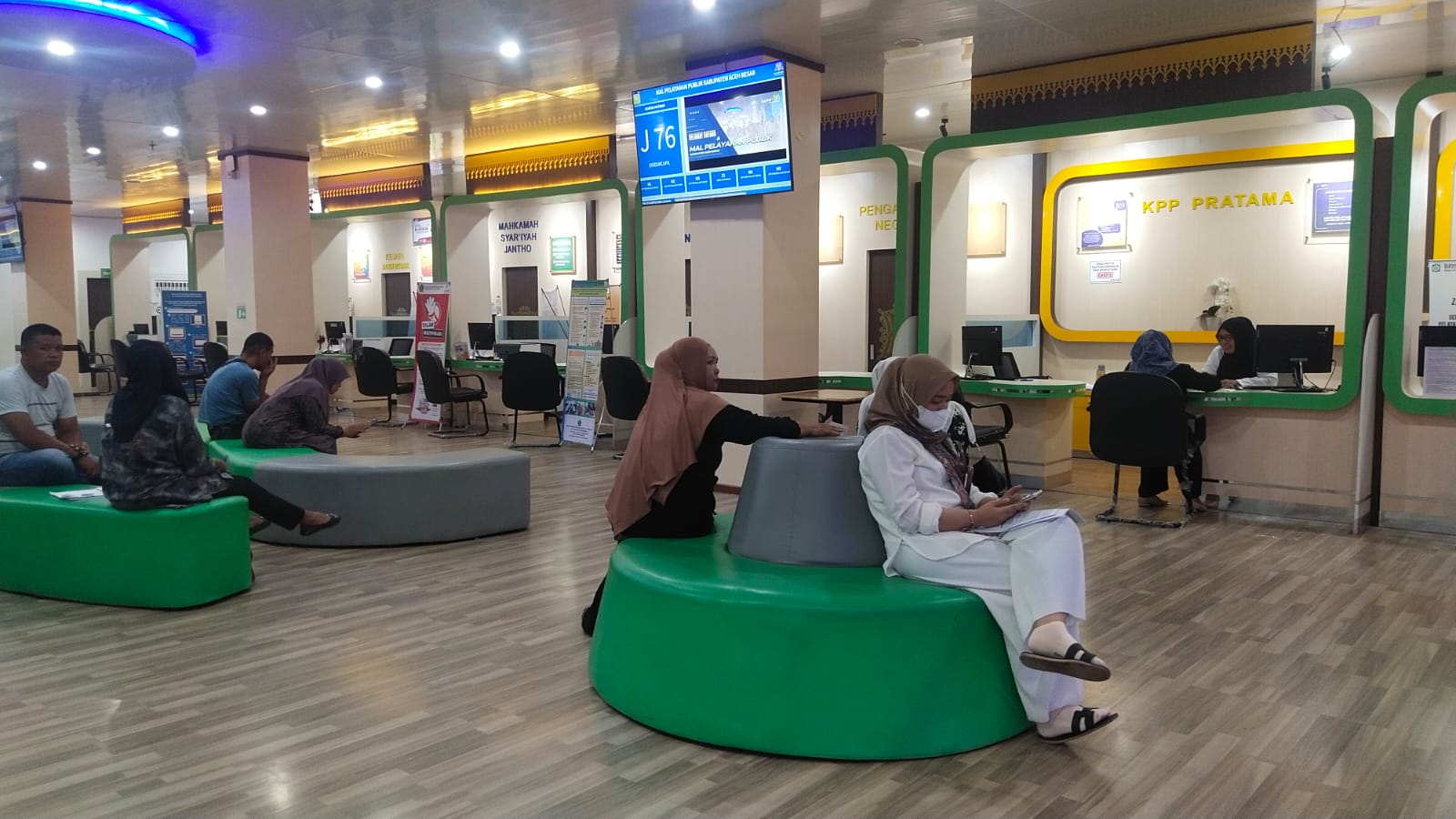 Sejumlah pengunjung sedang mengurus layanan di MPP Kabupaten Aceh Besar, Lambaro, Ingin Jaya, Senin (5/8). (FOTO/MC ACEH BESAR)