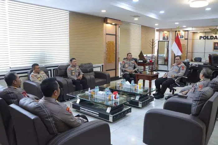 Asops Kapolri Irjen Pol Verdianto Iskandar Bitticaca saat melakukan pertemuan dengan Kapolda Aceh Irjen Pol Achmad Kartiko, Rabu (7/8/2024). (Foto: For Infoaceh.net)