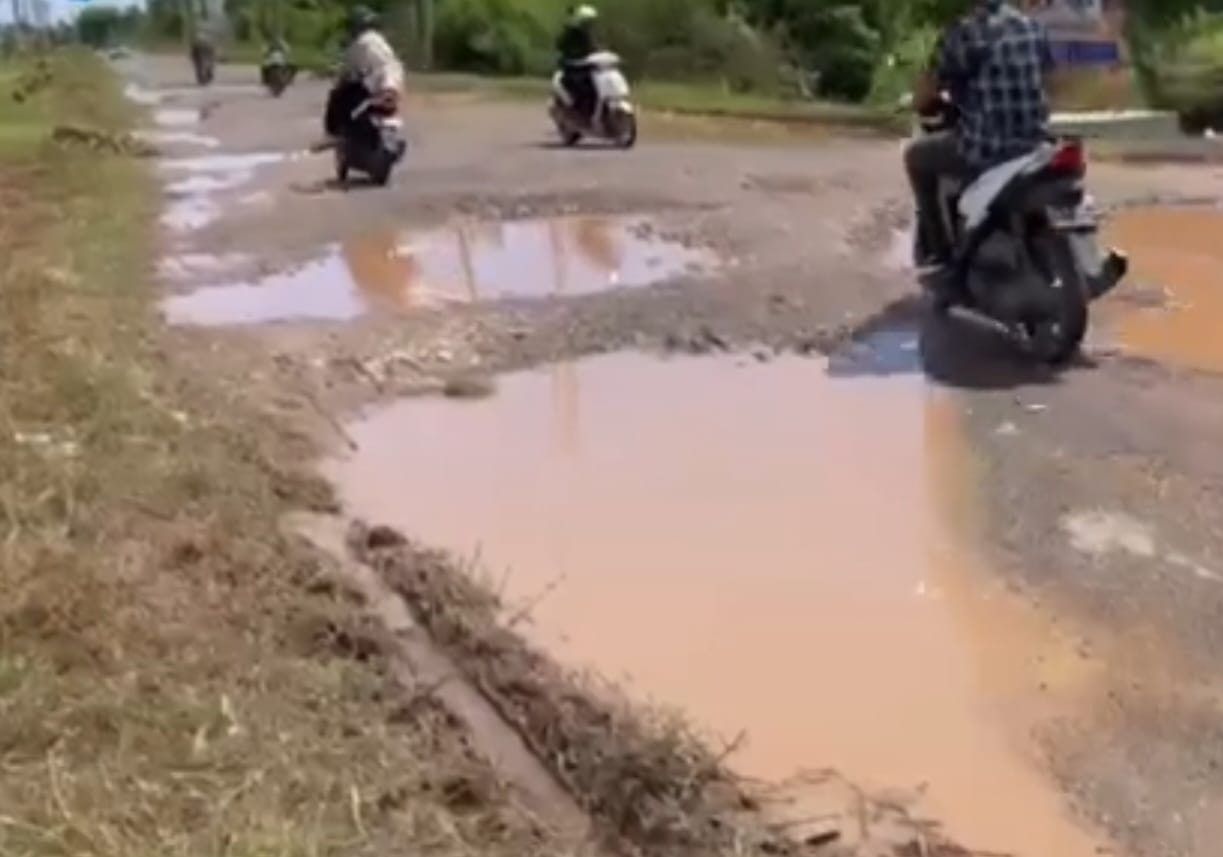 Jalan Limpok - Cot Irie yang bertahun-tahun rusa parah dan sering terjadi kecelakaan tunggal bagi pengguna jalan serta dikeluhkan warga, kini dipastikan segera diperbaiki hingga tahap pengaspalan. Foto: Istimewa