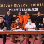 Kasat Reskrim Polresta Banda Aceh Kompol Fadilah Aditya Pratama dalam konferensi pers, Jum'at (9/8/2024) memperlihatkan pelaku pencurian kabel lampu runway Bandara Internasional SIM, Blang Bintang, Aceh Besar. (Foto: Dok. Polresta Banda Aceh)